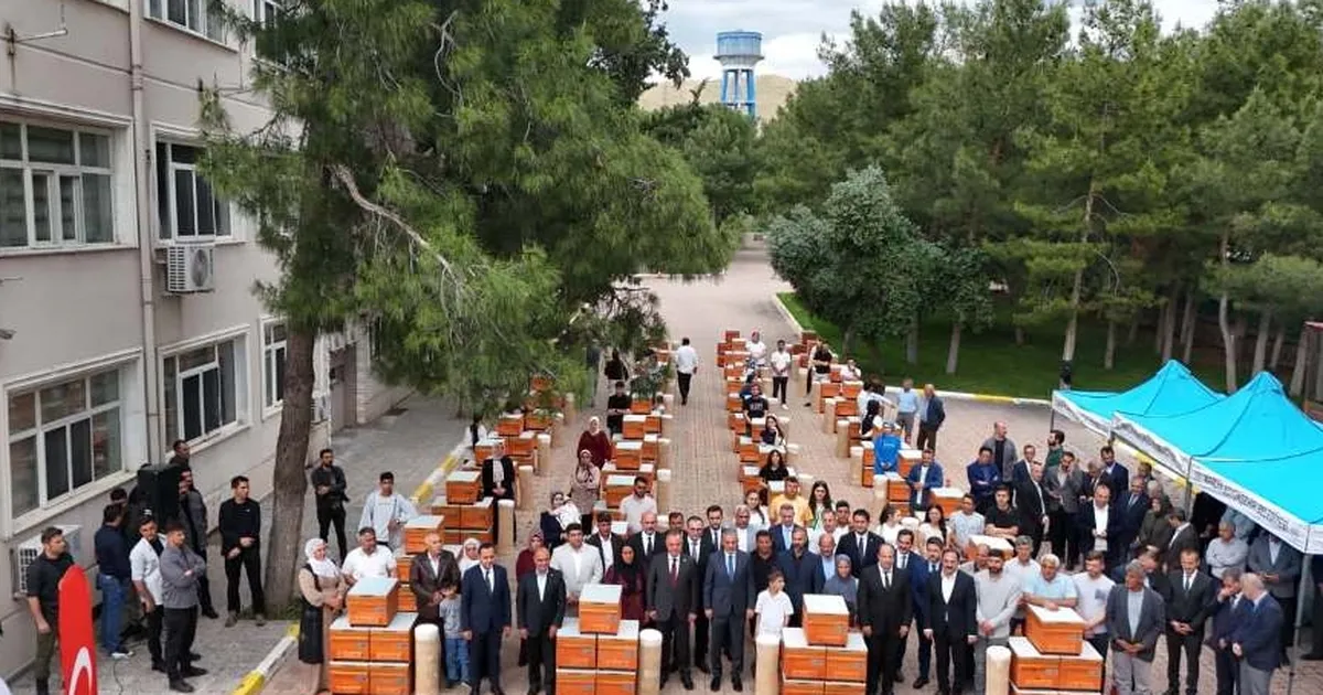 Mardin’de bin üreticiye 8 bin arı kovan desteği - Ekonomi Haberleri