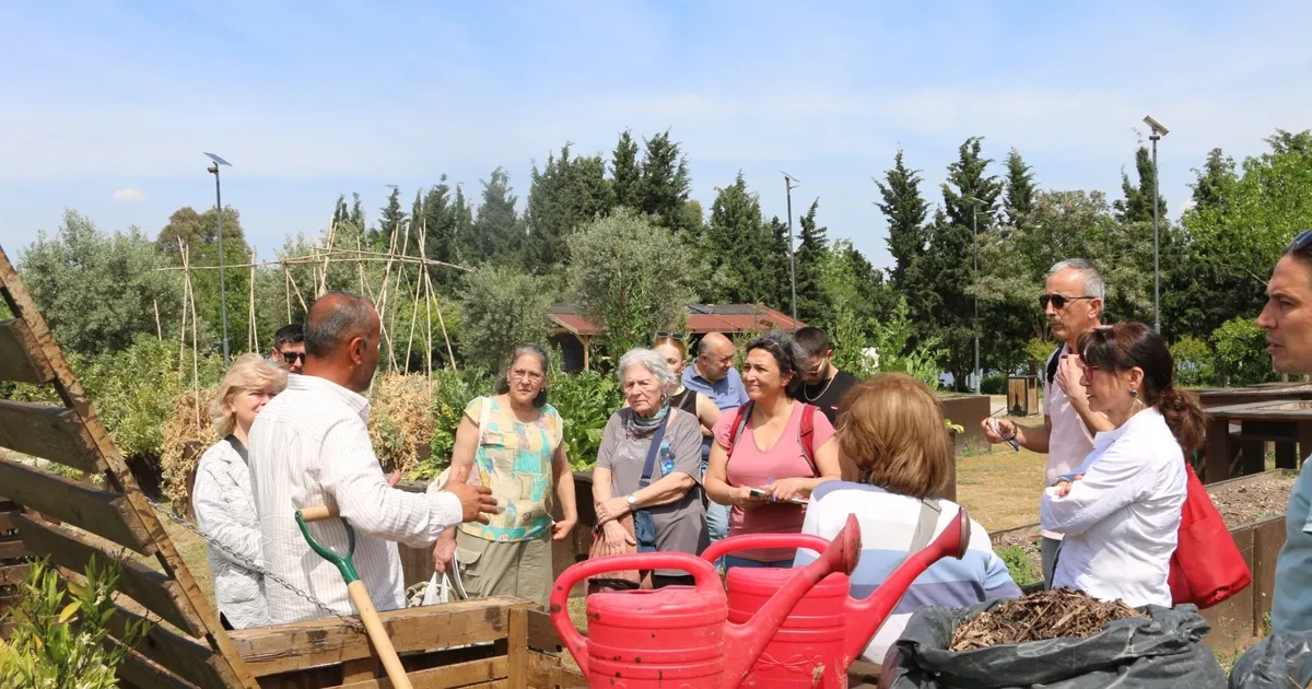 Organik atıklar komposta dönüşüyor... İzmir'de bahçede dönüşüm başladı