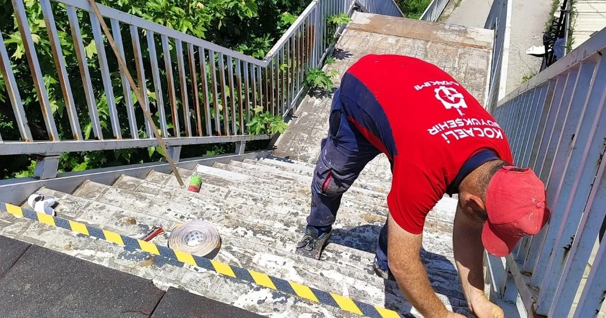 Kocaeli Büyükşehir'den üst geçitlere güvenli bakım