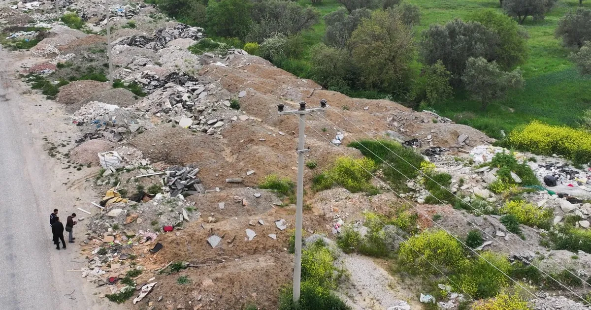 Manisa'da kaçak moloz dökülen alanlar temizlendi