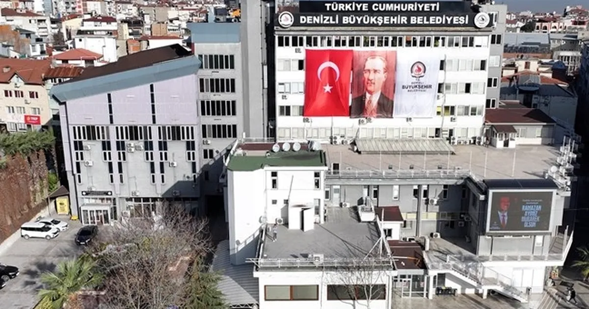 Denizli Büyükşehir’den öğrencilere test kitabı desteği
