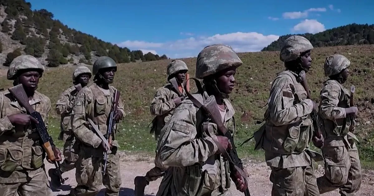 Mali ve Nijerli komandolar temel eğitimi başarıyla tamamladı
