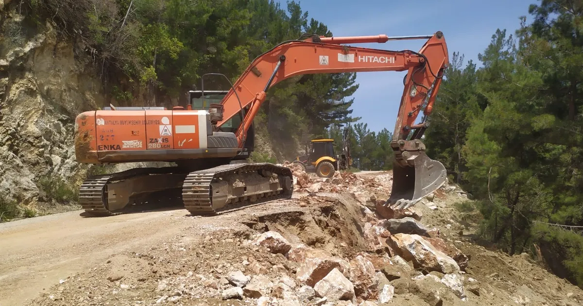 Antalya 'da Büyükşehir ekiplerinden yol mesaisi
