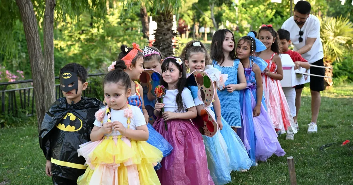 Manisa'da atıklar minik ellerde sanata dönüştü