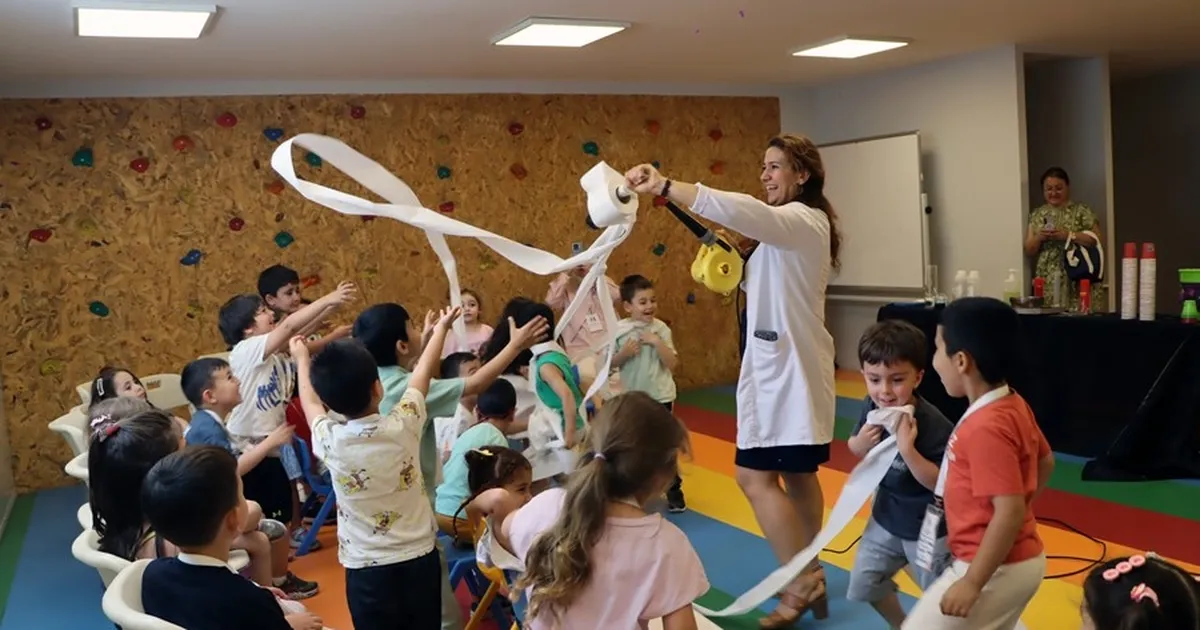İstanbul'da minikler bilimin renkli dünyasını eğlenerek keşfediyor