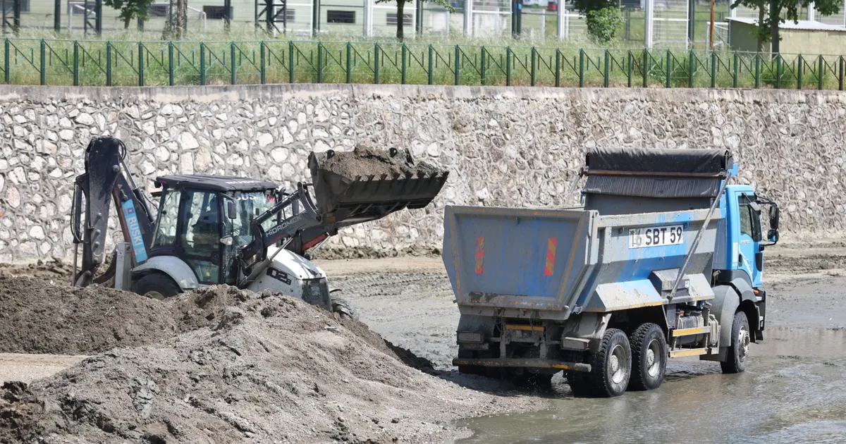Bursa Büyükşehir’den Hüdavendigar'da dere temizliği