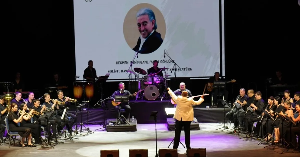 Edip Akbayram ve Volkan Konak İzmir'de şarkılarla anıldı