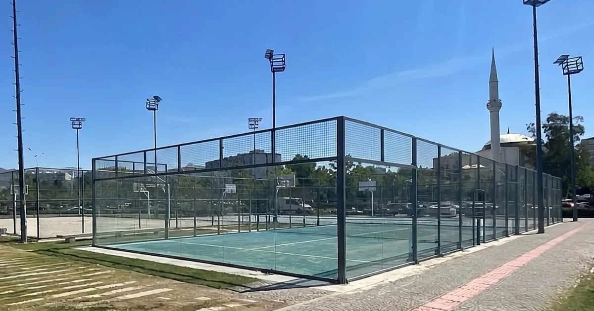 İzmir Bostanlı Sahili’ne yeni padel kortlar geliyor