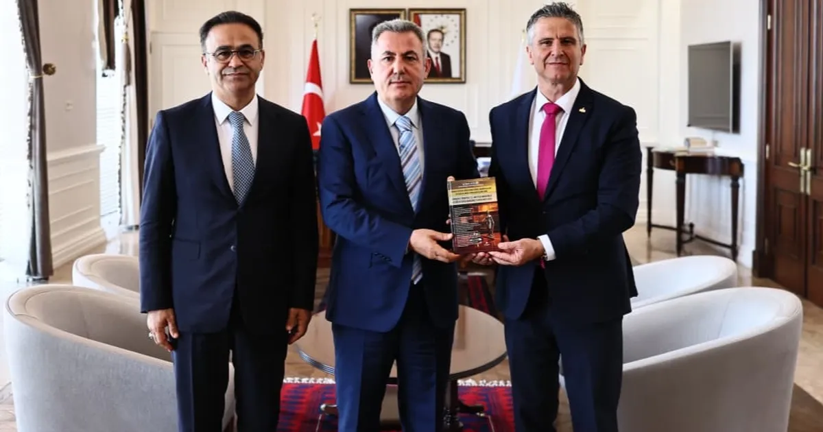 Vali Elban'a İzmir Eğitim Müfettişleri'nden 'Disiplin Soruşturması' kitabı