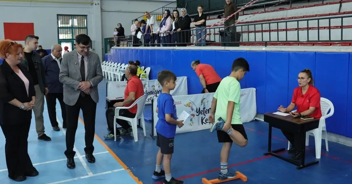 Kütahya'da Başkan Kahveci’den Spor Ortaokulu ve Lisesi’ne ziyaret
