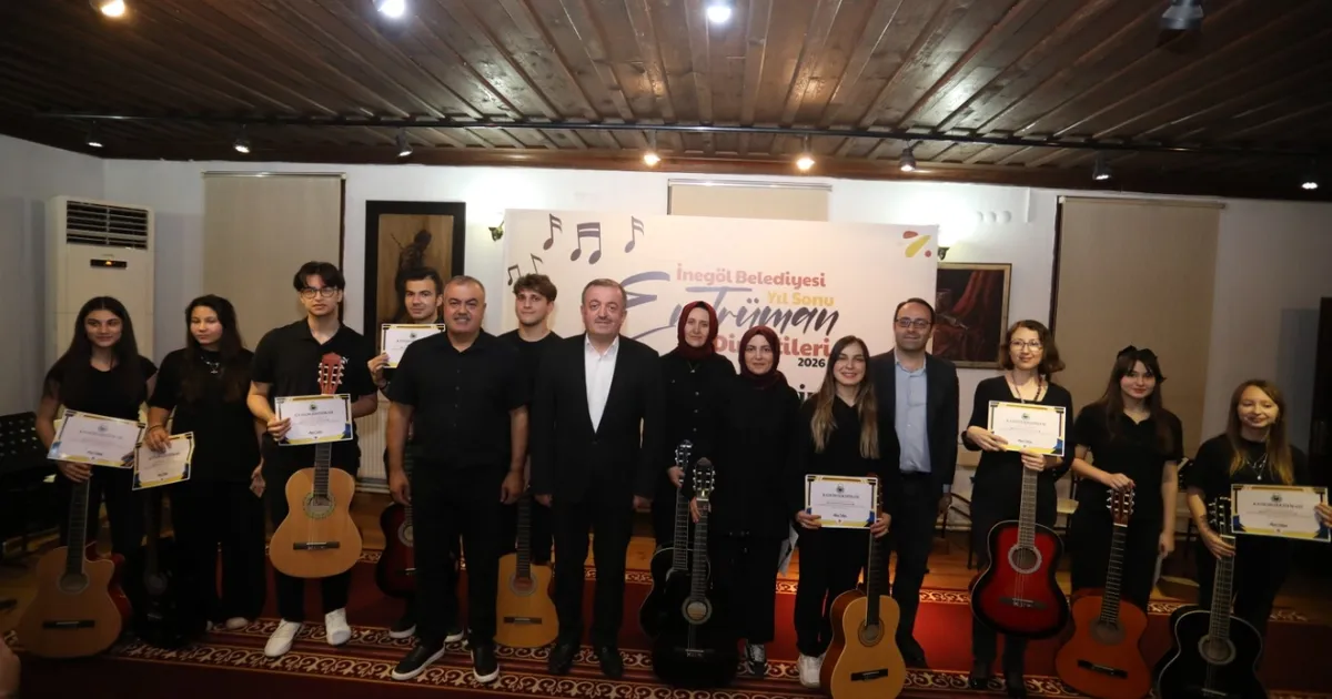 Bursa İnegöl'de gitar kursu kursiyerleri sertifikalarını aldı