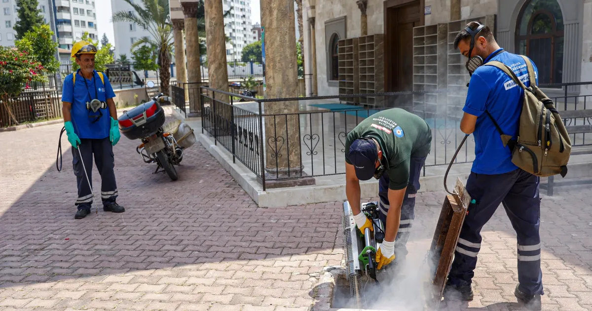 Antalya'da toplu kullanım alanlarına ilaçlama çalışması