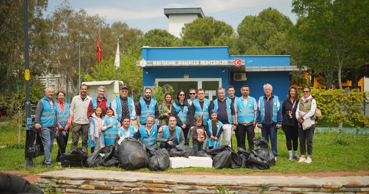 İzmir’de “Temiz Park” etkinliğiyle parklar pırıl pırıl oldu