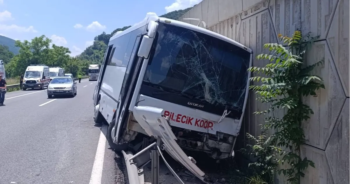 Bilecik’te midibüs tıra çarptı: 6 yaralı