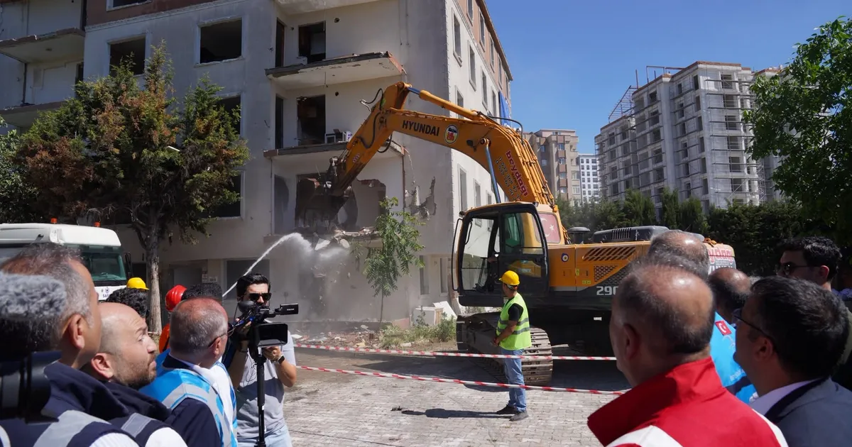 İstanbul Beylikdüzü’nde riskli site yıkıldı! İBB'den 'dönüşüm' mesajı