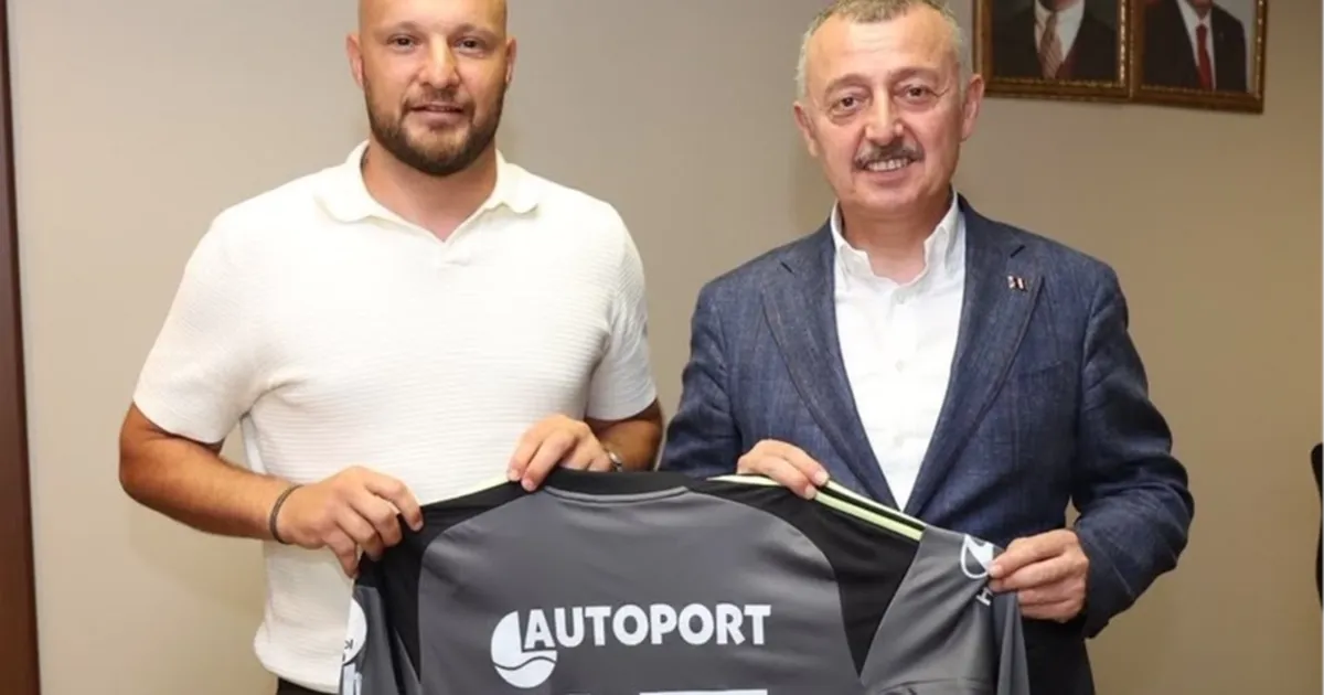 Kocaelispor'un kaptanı formasını Başkan Büyükakın’a hediye etti