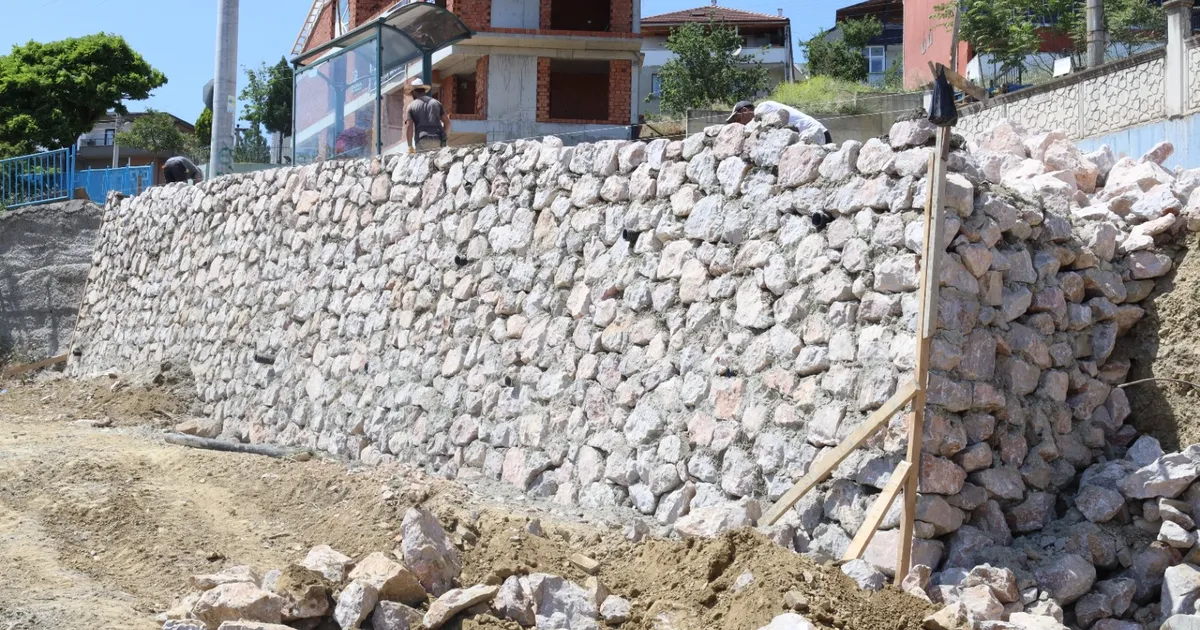 Kocaeli İzmit'te taş duvar yenileme çalışması