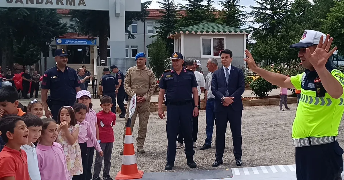 Bilecik Pazaryeri’nde jandarma öğrencilerle buluştu