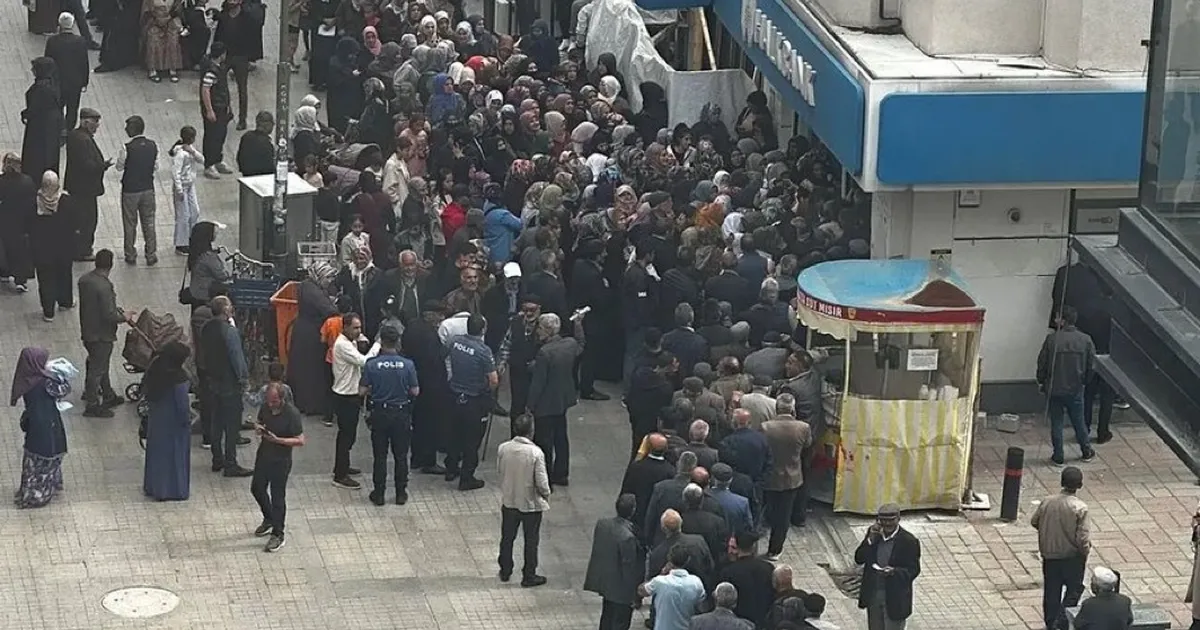 Ağrı'da sosyal yardım kuyruğu! Halkbank’a acil önlem çağrısı