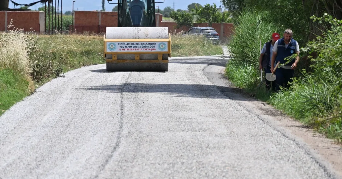 Manisa'da 5 mahalleyi bağlayan yol baştan sona yenilendi