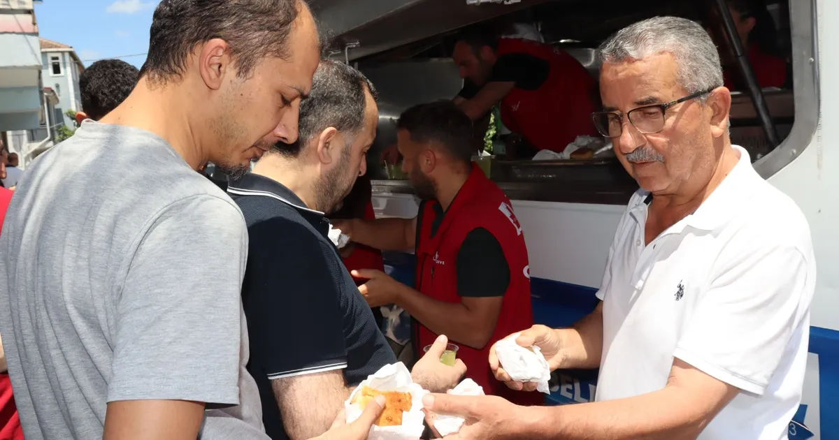 İzmit Belediyesi'nden cami cemaatine tatlı ikramı