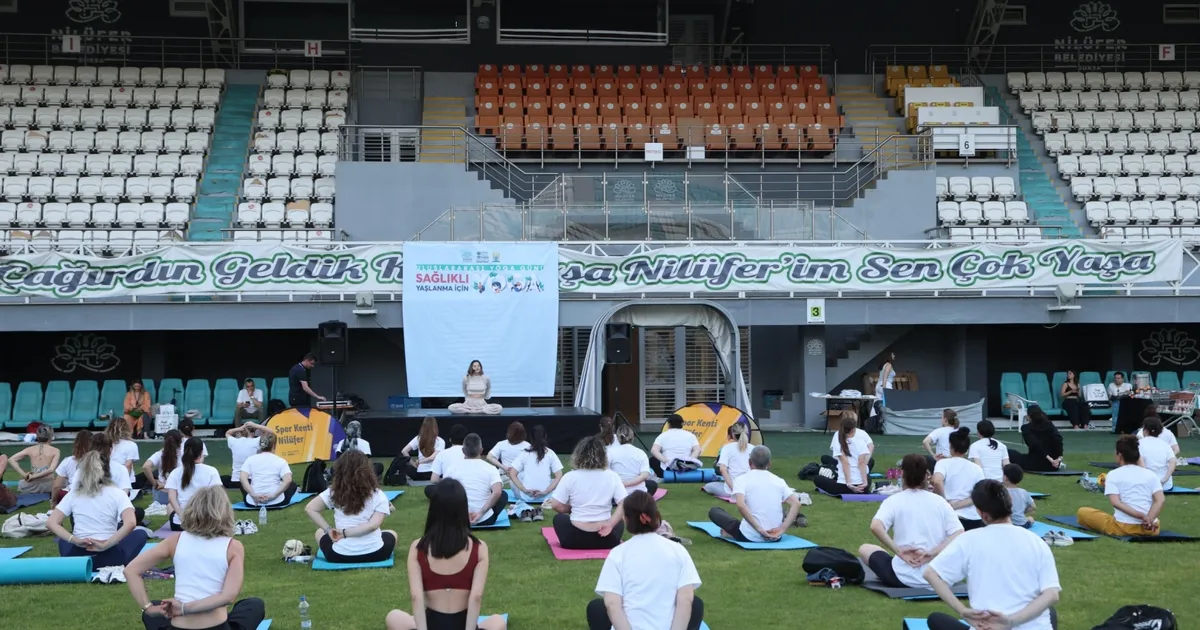 Sağlıklı yaşlanma için yoga yaptılar
