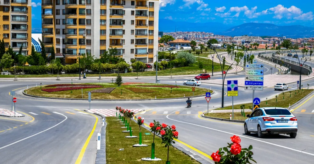 Malatya’da parklar ve kavşaklar çiçeklerle süslendi