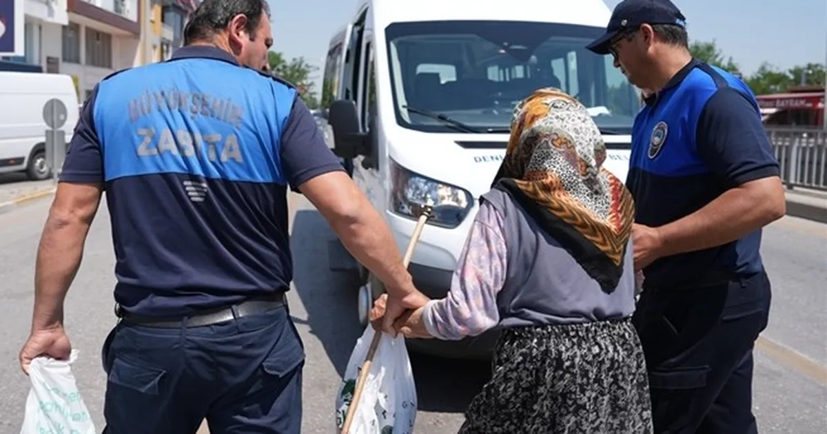 Denizli Büyükşehir Zabıtası dilencilere geçit vermiyor