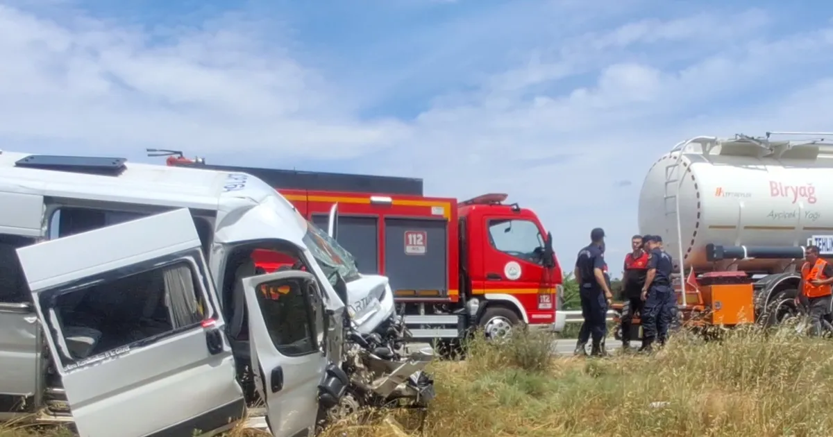 Keşan-Gelibolu yolunda kaza... Tıra çarpan minibüste 16 kişi yaralandı
