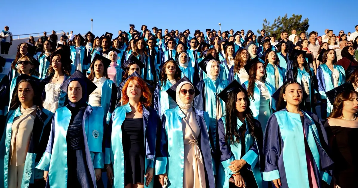 Geleceğin hemşirelerinden mezuniyet sevinci
