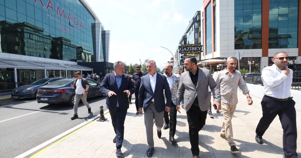 Kocaeli'de uçak pistine dönen cadde esnafından Başkan'a teşekkür