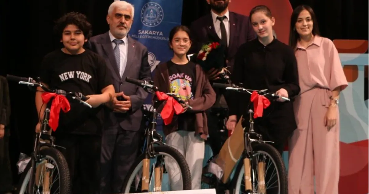 Sakarya'da bilim çocukları ödüllerine kavuştu