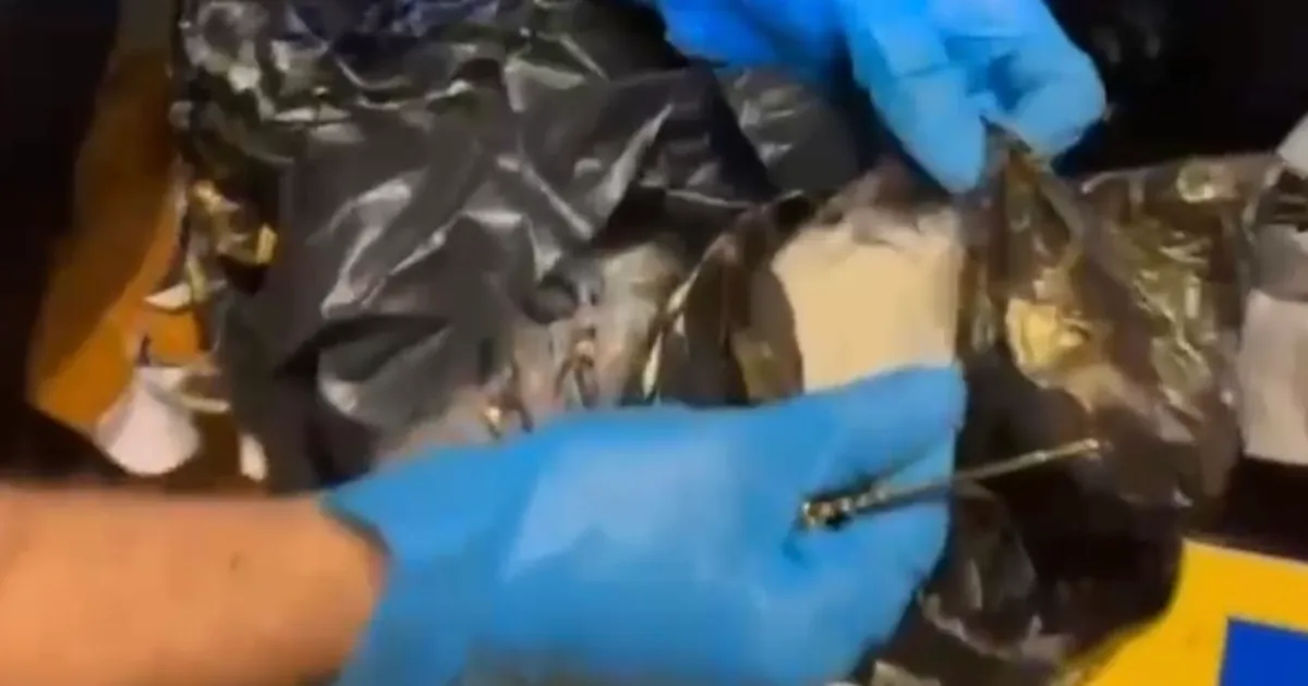 Ticari taksinin motor bölümünde 710 gram metamfetamin!