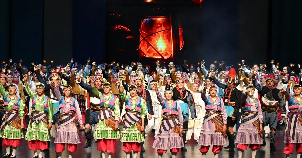 Maarif Halk Dansları Topluluğu gönülleri fethetti - Gündem Haberleri