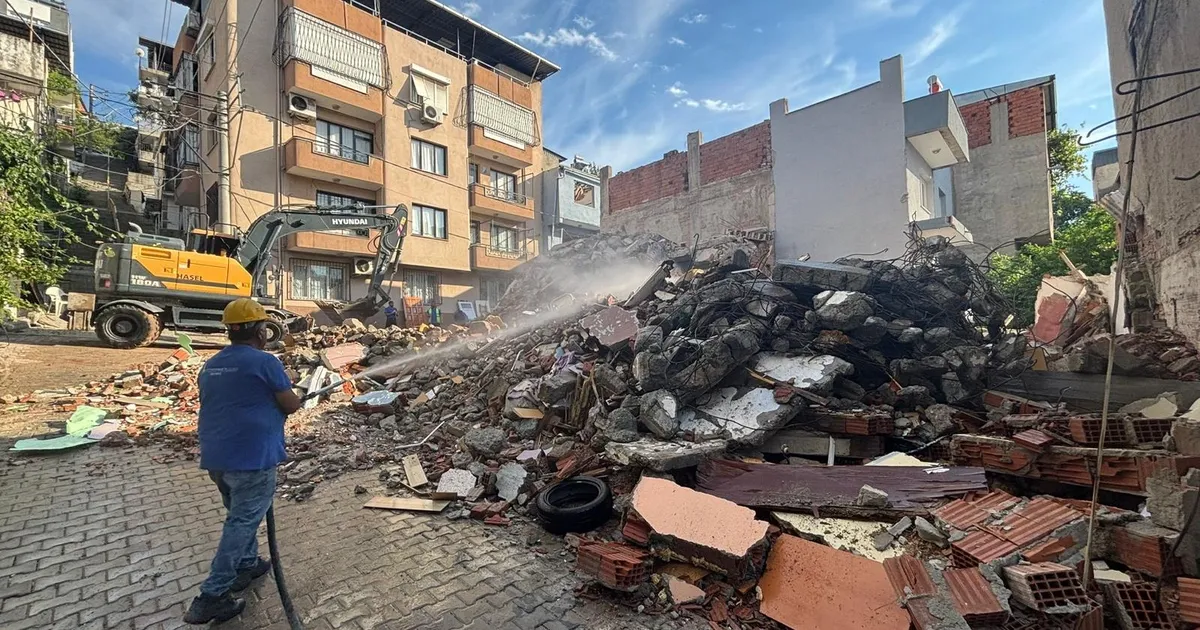 İzmir'de hasarlı yapılar için uzlaşı sağlandı yıkım gerçekleşti