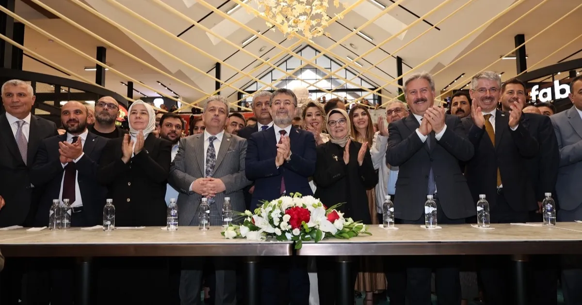 Çarşı Melikgazi Bakan Yumaklı'yla resmen açıldı