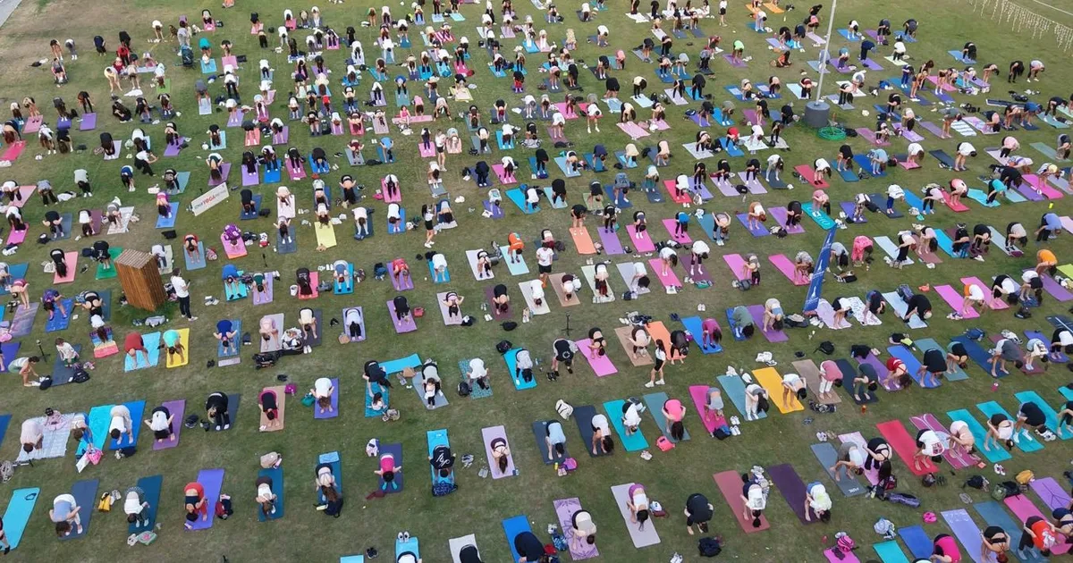 İzmir'de matlar çimlere serildi Kültürpark'ta yoga rüzgârı esti