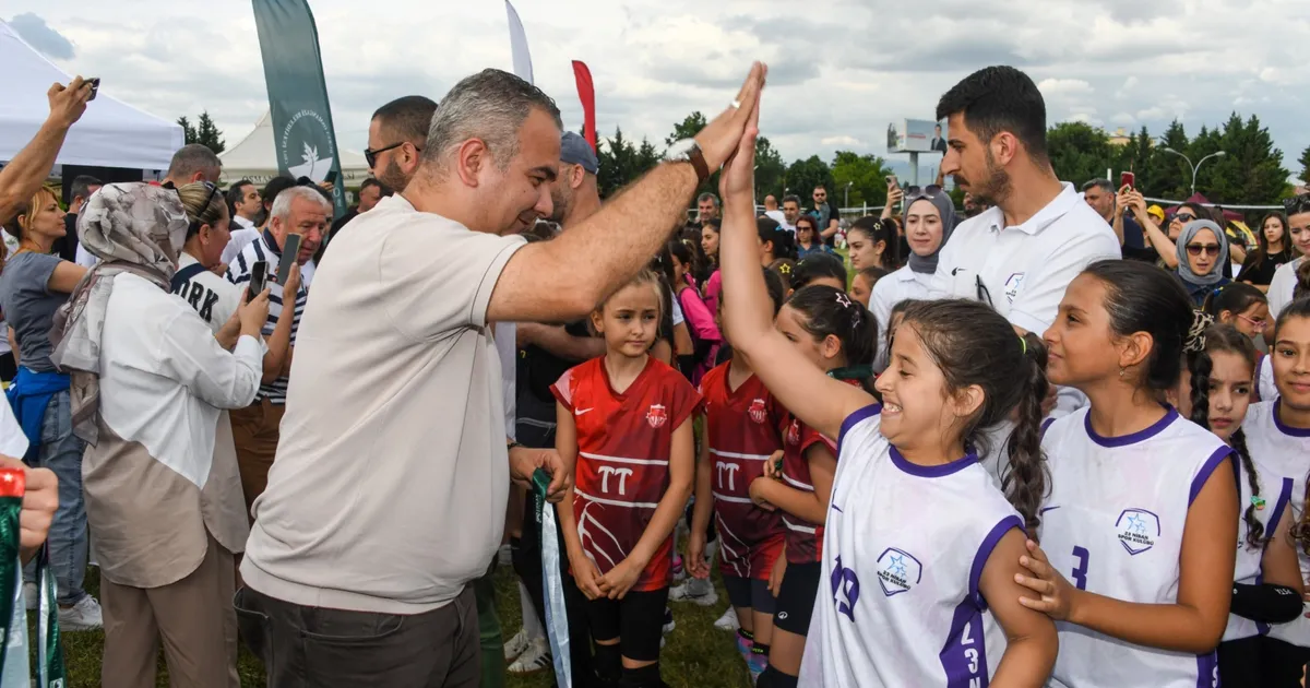 Bursa'da Mini Voleybol Şenliği’nde çocuklar madalyalarını aldı