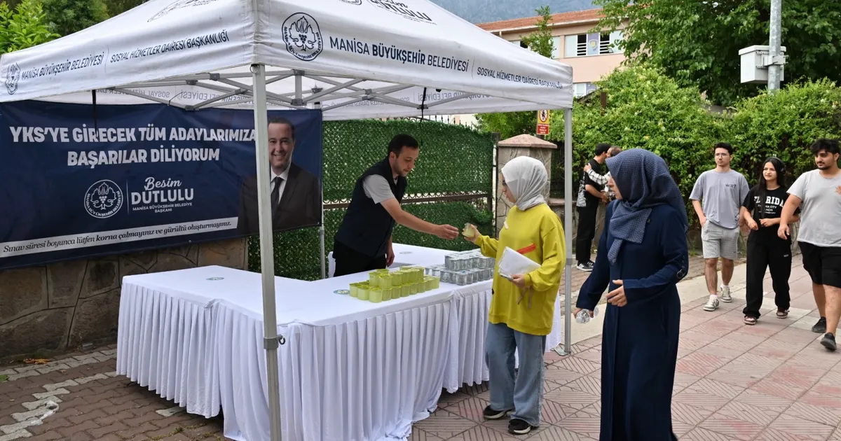 Manisa'da YKS adaylarına su ve limonata ikramı