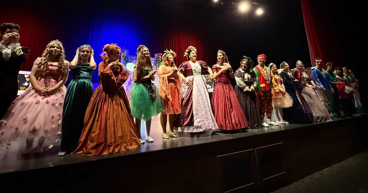 Çayırovalı genç tiyatrocuların performansı büyük alkış aldı