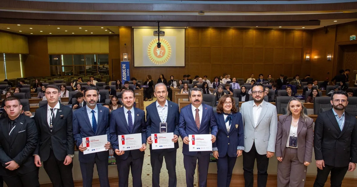 180 gencin sesi Bursa'dan yükseldi