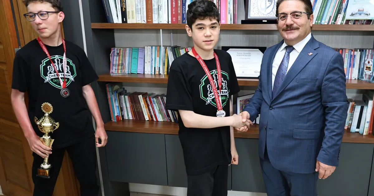 Türkiye ikincisi satranç takımından İl Milli Eğitim'e ziyaret
