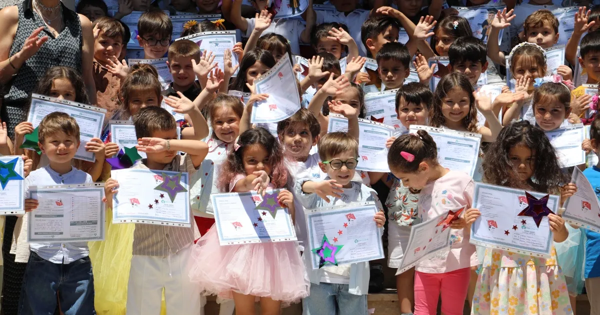 İzmit Çınar Çocuk Evleri’nde karne coşkusu