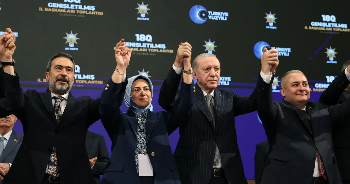 AK Parti’ye üç belediye başkanı daha katıldı... Rozetleri Erdoğan taktı