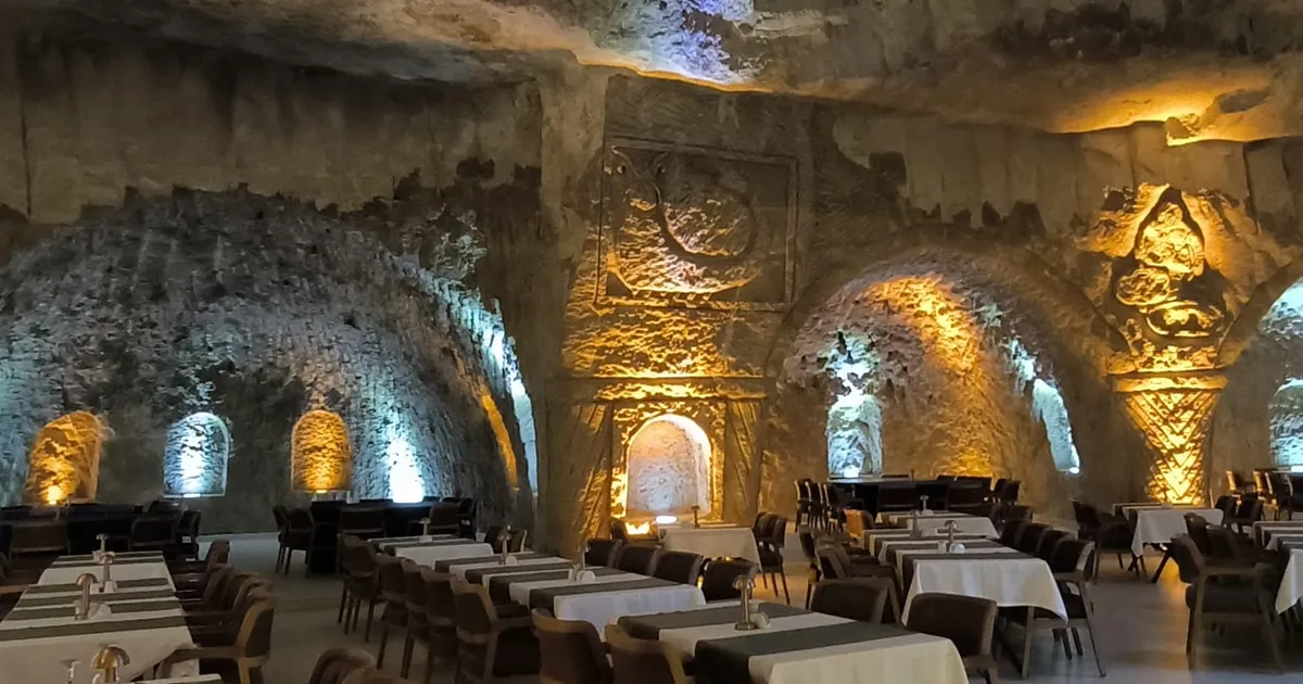 Mardin'de 15 yıllık emek: Kayaları oyup 400 kişilik dev mağara restaurant açtı! - Gündem Haberleri