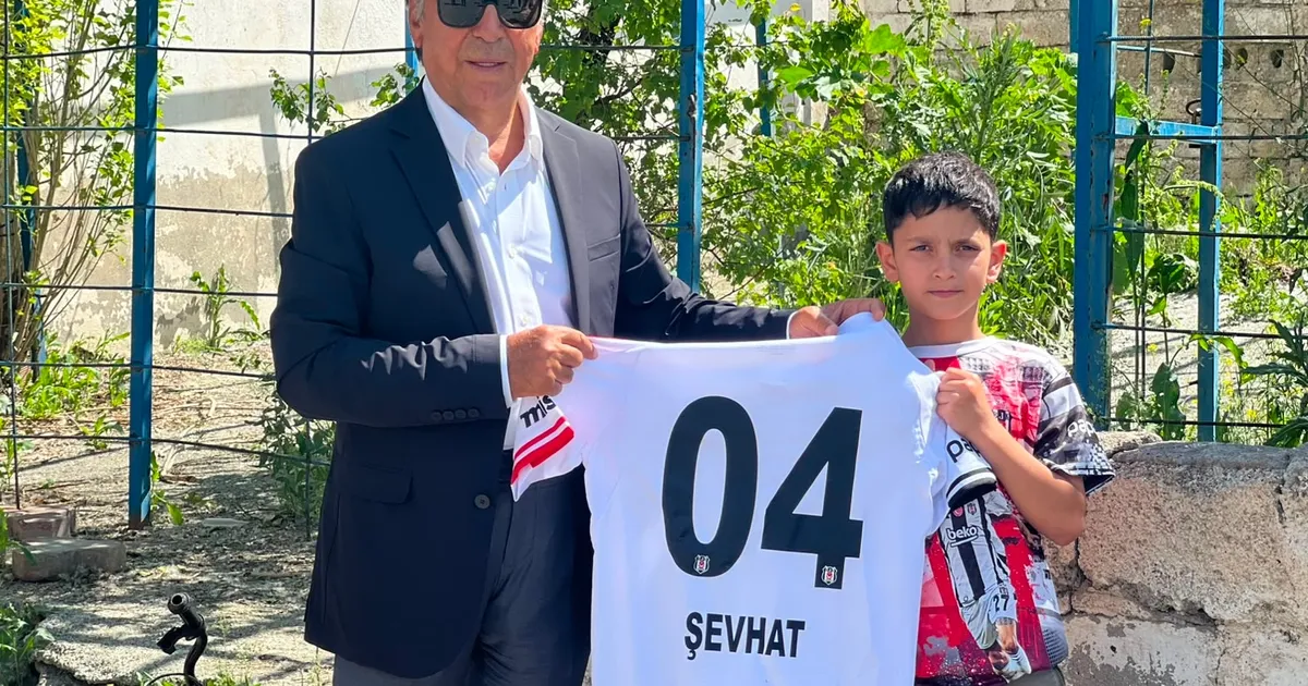 Seyit Ateş, Ağrılı taraftar Şevhat'ın Beşiktaş forması hayalini gerçekleştirdi