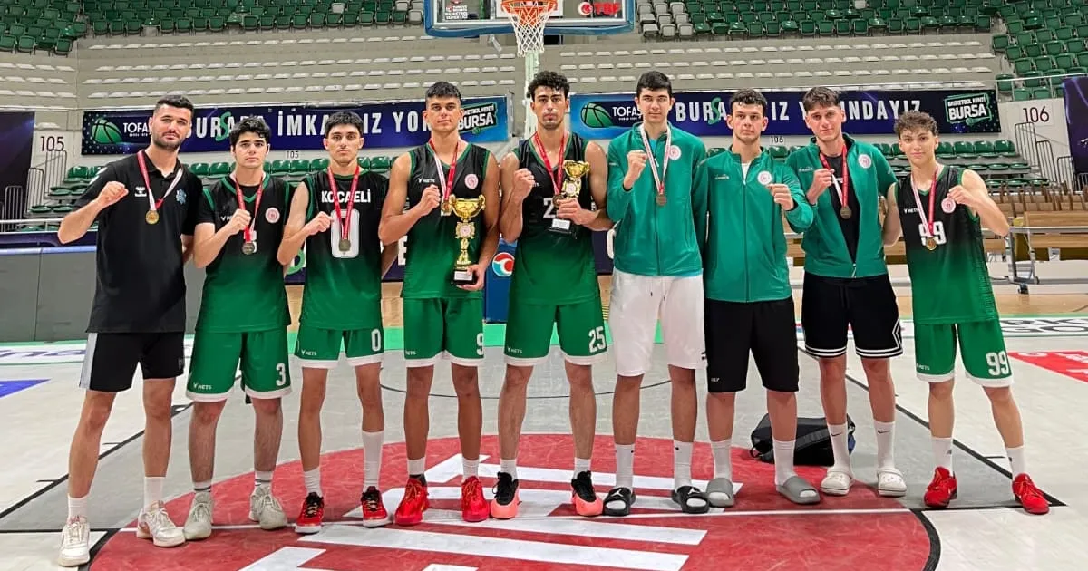 Çayırova’nın genç basketbolcuları Marmara bölge şampiyonu oldu