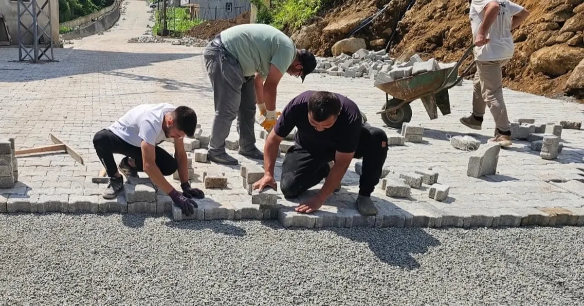 Artvin’de köy mahalle yollarına kilitli parke taşı