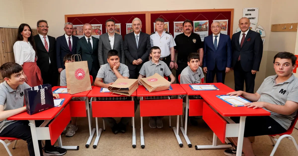Bursa’da 615 bin 880 öğrenci karne heyecanı yaşadı