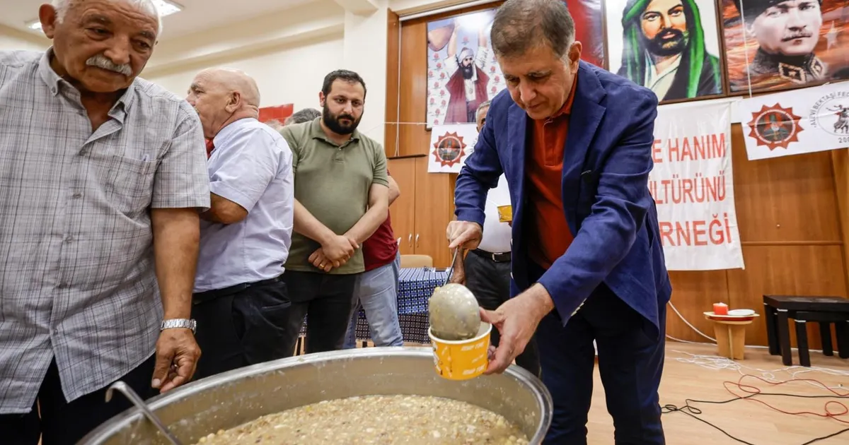 İzmir'de Başkan Tugay aşure lokmasını paylaştı